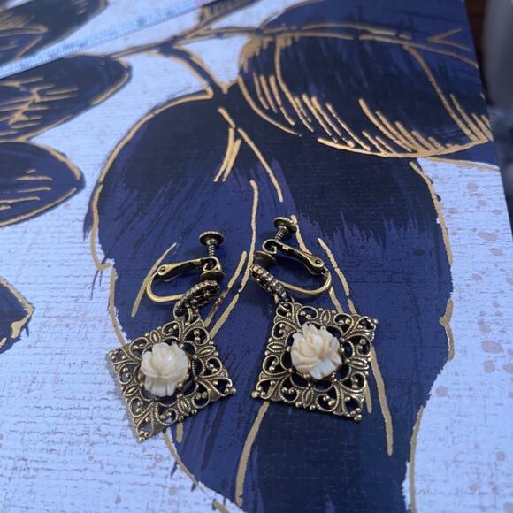 Vintage 1940s Brass Tone Celluloid Rose Intricate Floral Filigree Earrings A1 - Picture 4 of 10
